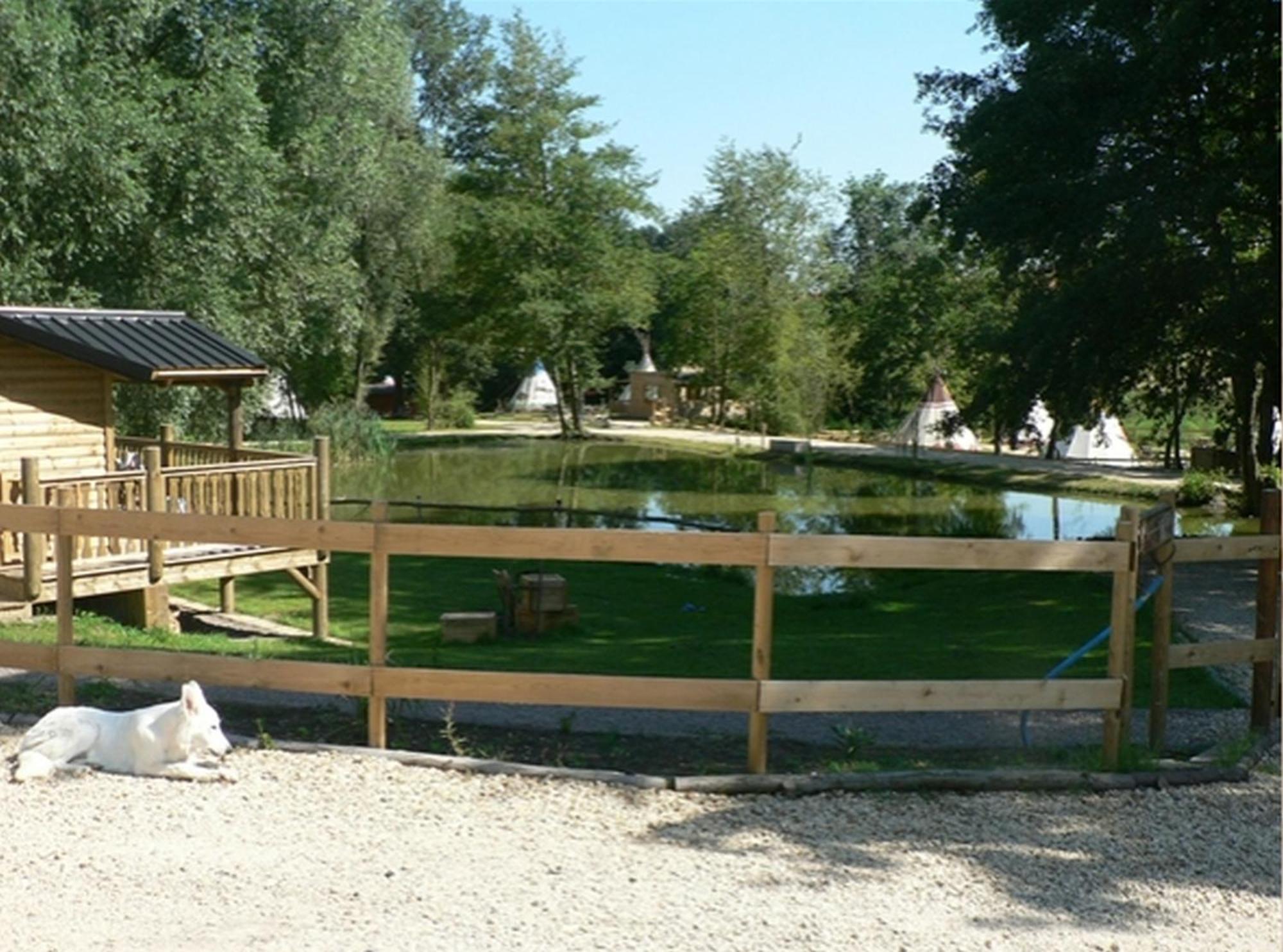 Etangs Du Moulin Hotel Suzy Exterior photo
